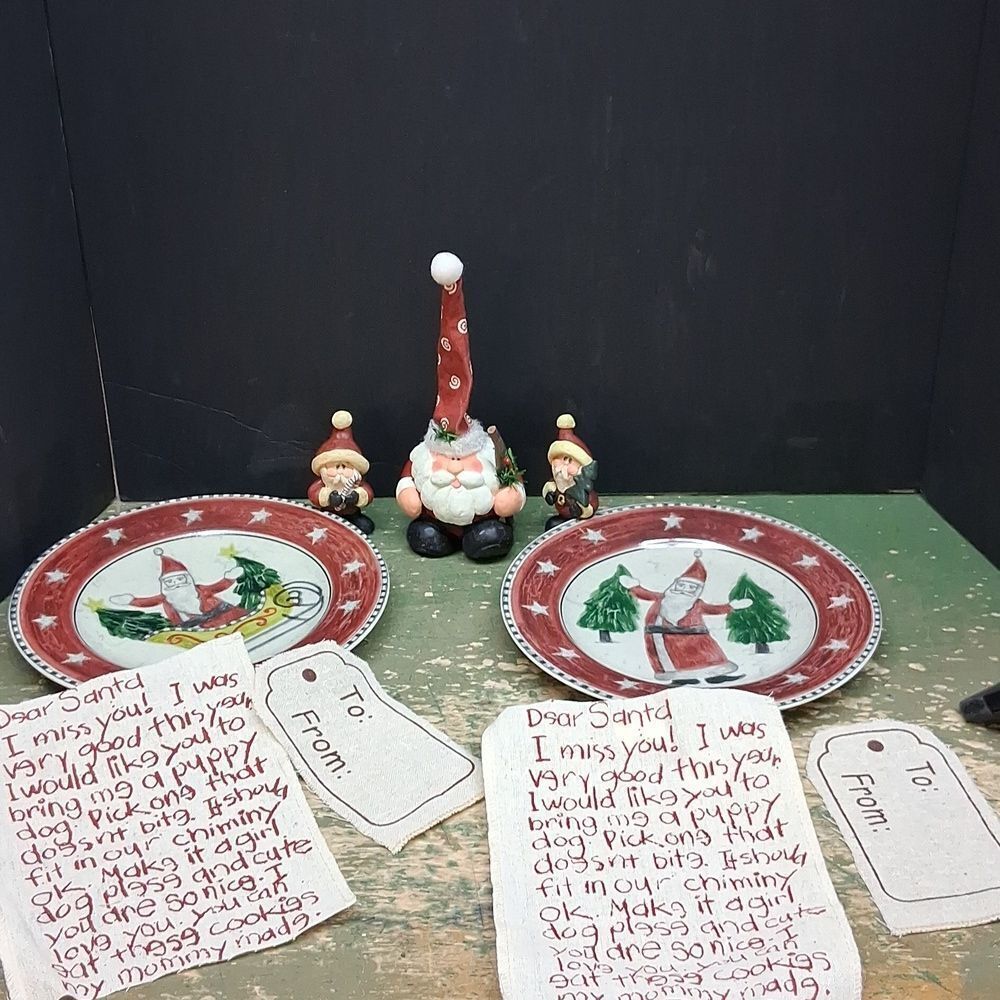 2- 8" Santa Plates, 3 Santa figures,‎ & a Letter To SANTA